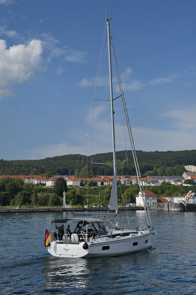 Das Segelboot PEPE ist hier bei der Ankunft im Sassnitzer Stadthafen zu sehen. (August 2023)