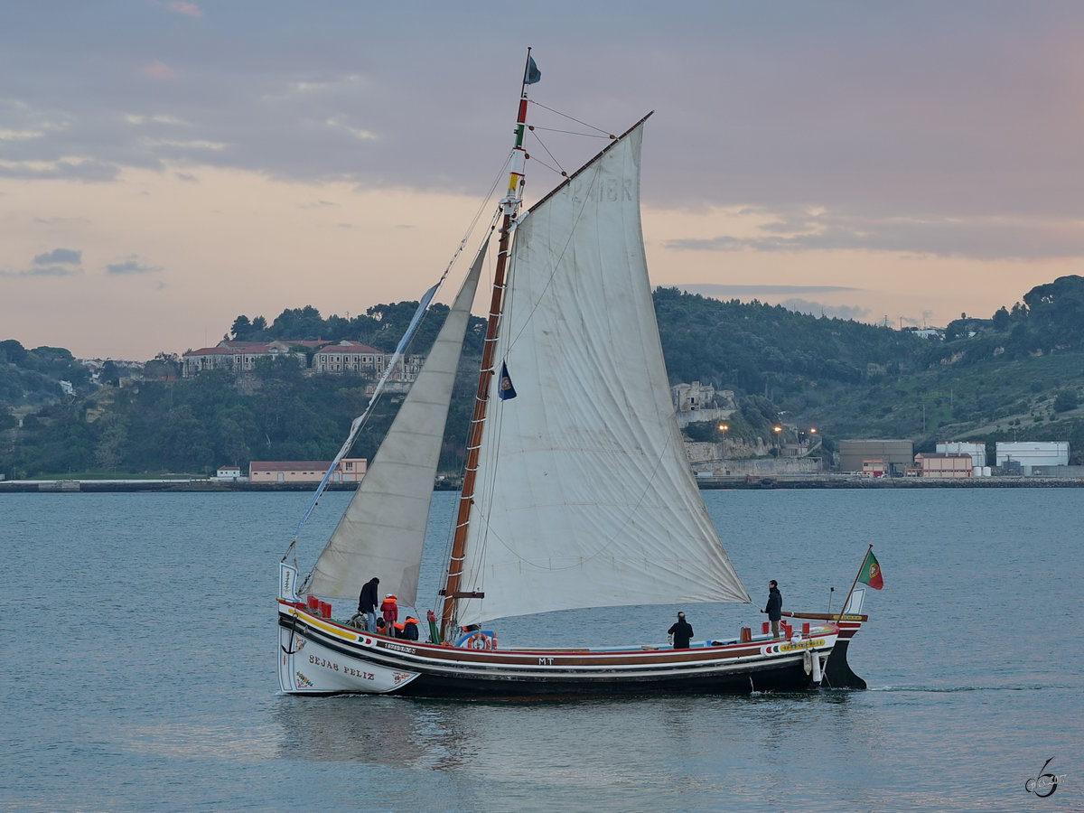 Das Segelboot  SEJAS FELIZ  im Januar 2017 auf dem Tejo in Lissabon.
