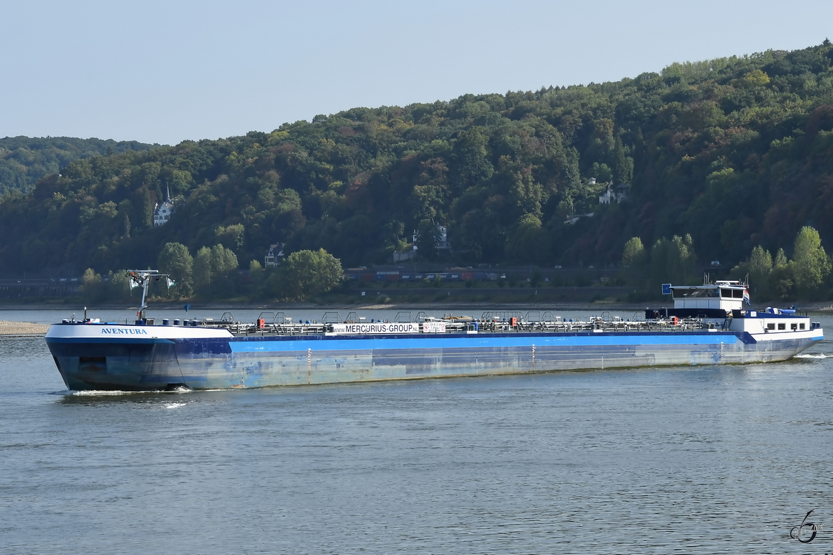 Das Tankmotorschiff  Aventura  (02333406) Mitte August 2018 auf dem Rhein zwischen Remagen und Unkel.
