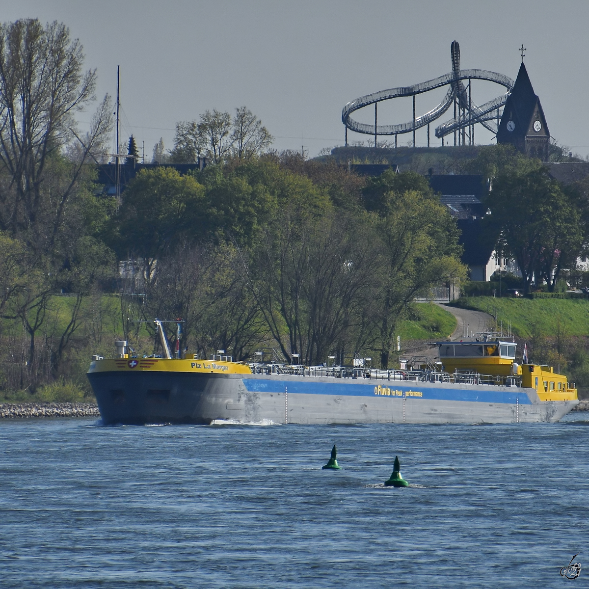 Das Tankmotorschiff PIZ LA MARGNA (ENI: 02338476)  war Mitte April 2021 auf dem Rhein bei Duisburg unterwegs.