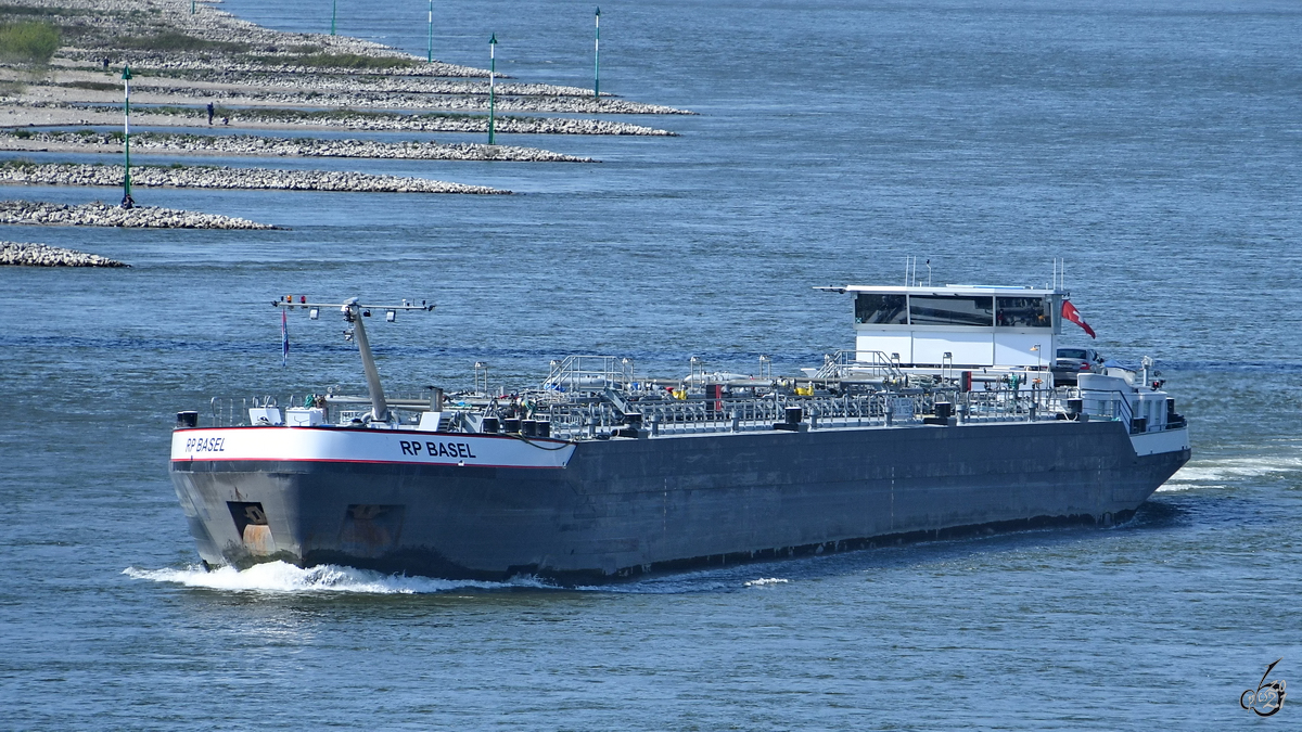Das Tankmotorschiff RP BASEL (ENI: 02337083) war Mitte April 2021 auf dem Rhein bei Duisburg unterwegs.