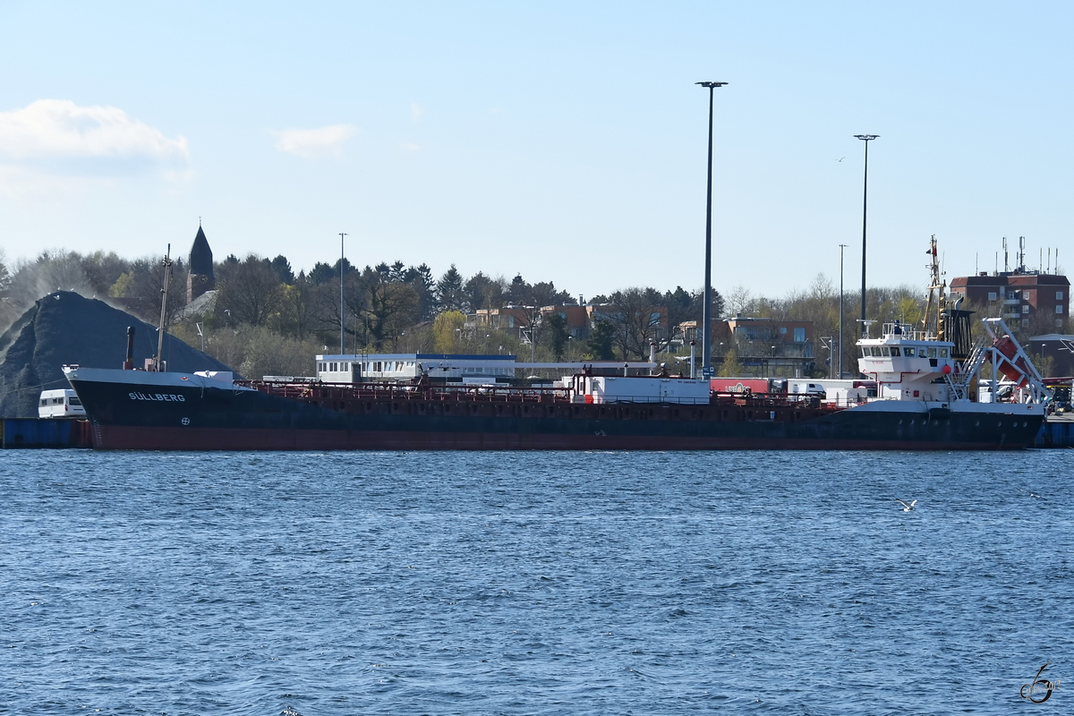 Das Tankschiff Süllberg (IMO: 9100114) war Anfang April 2019 am Skandinavienkai in Travemünde zu sehen.