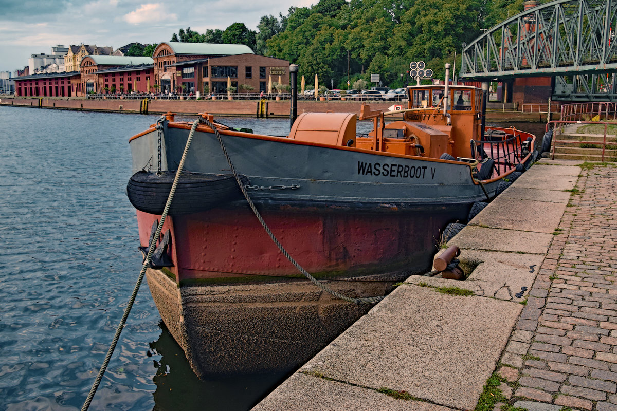 Das Wasserboot V, 1938 gebaut, ist Lübecks ältestes noch gewerblich tätige Schiff und beliefert andere Schiffe mit Trinkwasser. Es ist seit 1950 im Lübecker Hafen tätig. Länge: 25,10 Meter. Europa-Nr. 05106150 
Aufnahme vom 19.08.2017 in Lübeck.