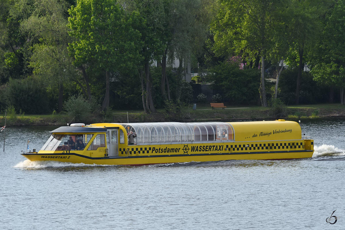 Das Wassertaxi 2 befährt den Tiefen See. (Potsdam, April 2018)