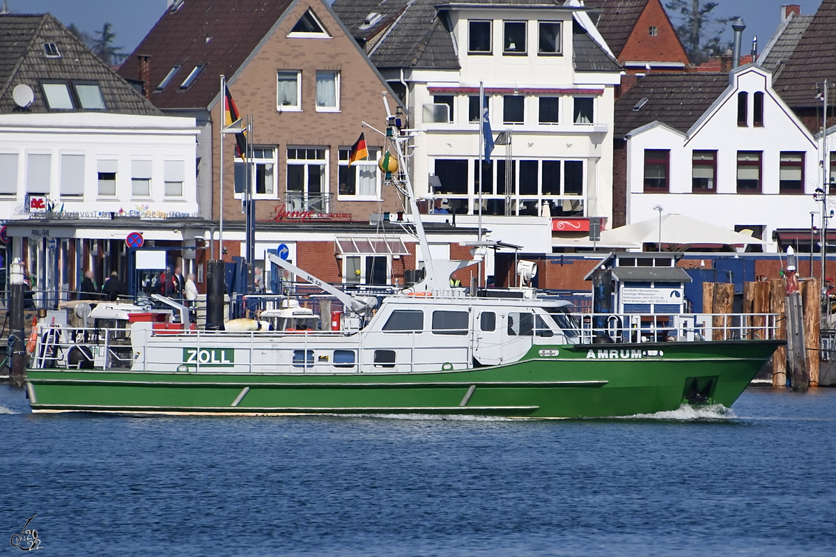 Das Zollboot AMRUM (MMSI: 211256440) macht sich auf in Richtung Ostsee. (Travemünde, März 2022)