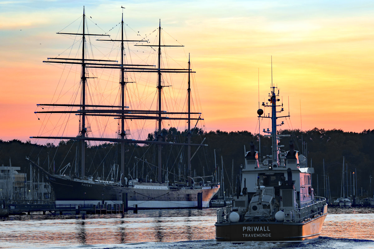 Das Zollboot PRIWALL hat seine Streifenfahrt in der Ostsee beendet und läuft am Abend des 12.10.2018 in Lübeck-Travemünde ein.Links im Bild die Viermastbark PASSAT.