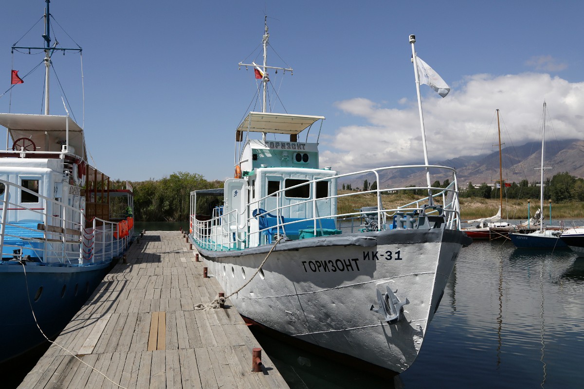 Das zu einem Ausflugsboot umgerüstete ehem. Patrouillenboot  Horizont  wartet auf den nächsten Einsatz, Yssykköl, Kirgisistan, 20.08.2015