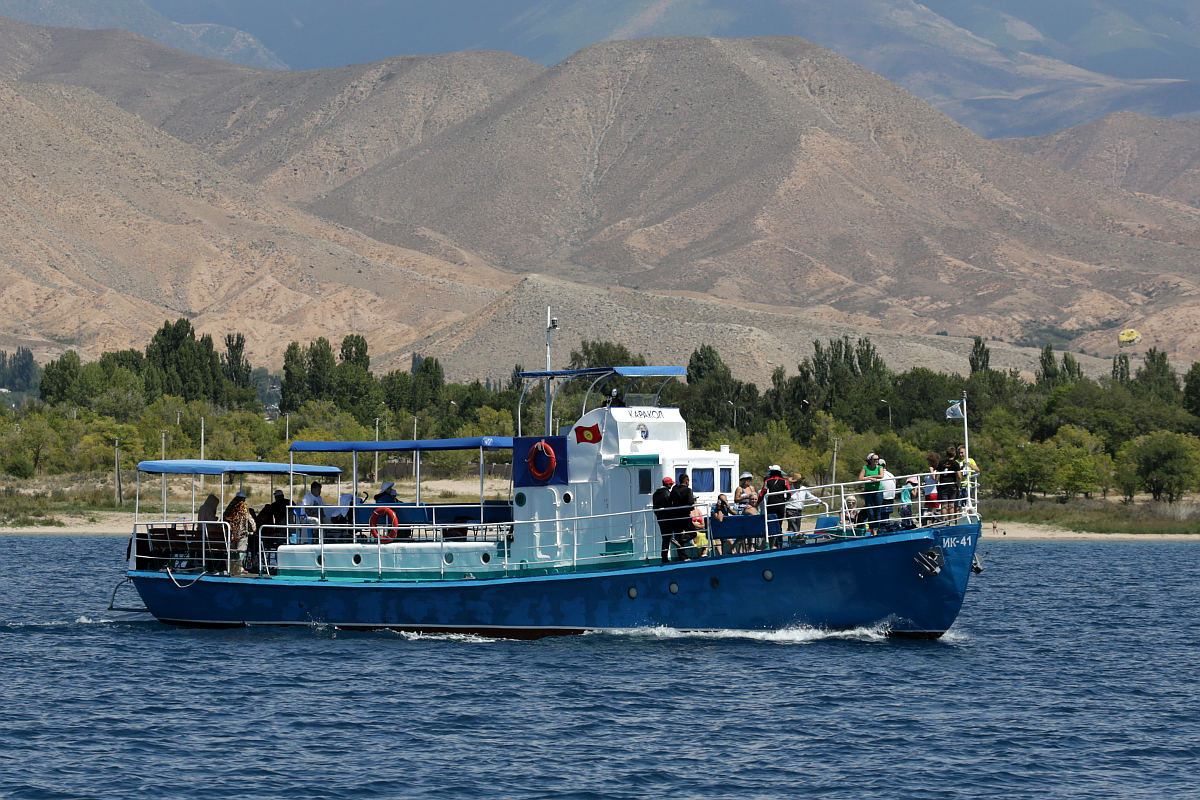 Das zu einem Ausflugsschiff umgerüstete ehem. Patrouillenboot  Karakol  auf dem Yssykköl, Kirgisistan, 20.08.2015