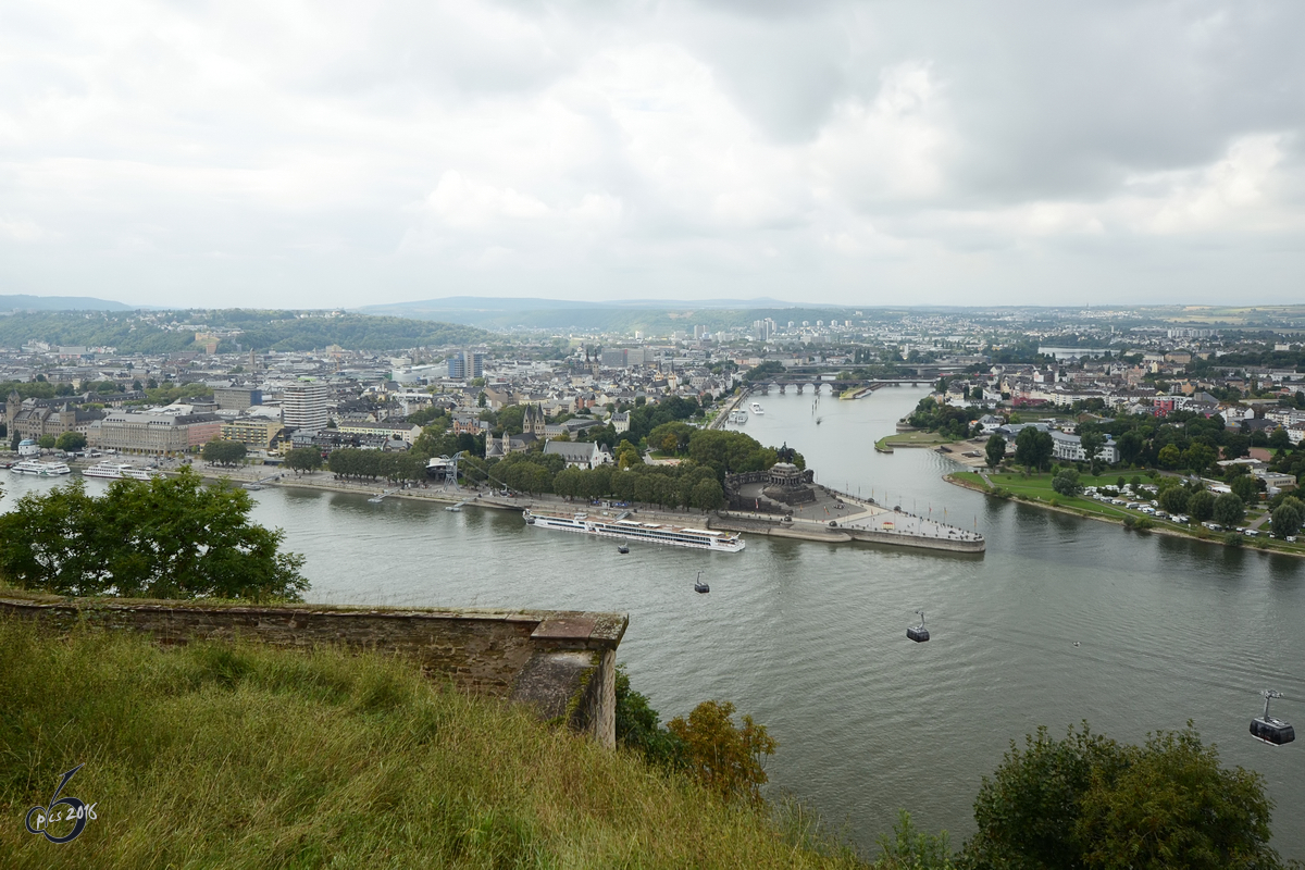Das Zusammentreffen der Mosel und es Rheins am Deutsche Eck in Koblenz. (September 2013)
