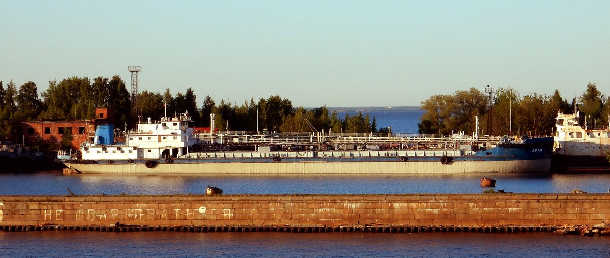 Der 110m lange russische Tanker Aral am 19.05.18 in Kronstadt