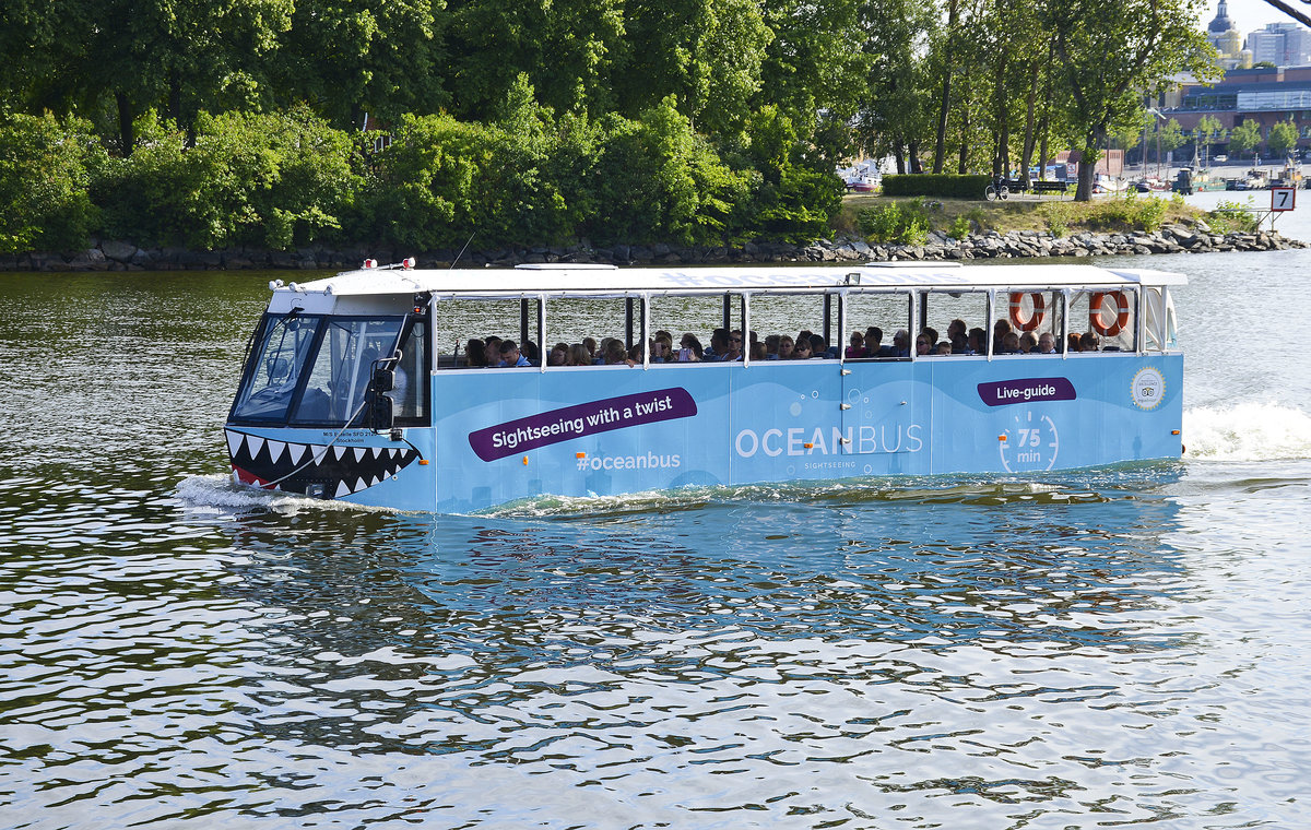 Der »Oceanbus« in Stockholm. Auf der Tour mit dem Amphibien-Bus, die rund 75 Minuten dauert, kann man die Sehenswürdigkeiten der Metropole zu Land und zu Wasser sehen.
Aufnahme: 27. Juli 2017.