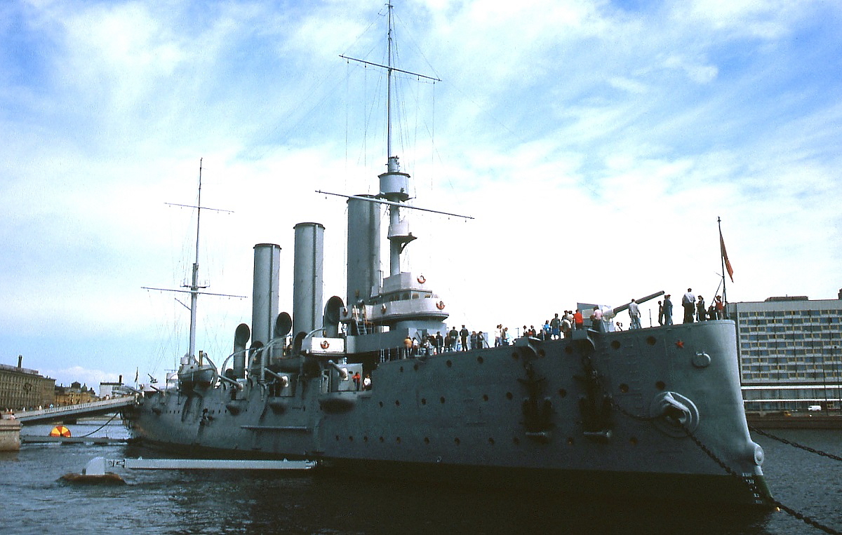 Der 1900 vom Stapel gelaufene Panzerkreuzer Aurora im Juni 1990 in Leningrad (heute St. Petersburg). Da von diesem Schiff im Oktober 1917 das Signal zur Erstürmung des Winterpalais gegeben wurde, gilt es als ein Symbol der Oktoberrevolution und steht unter Denkmalschutz. Heute befindet sich auf dem Schiff ein Marine- und Seefahrtsmuseum.