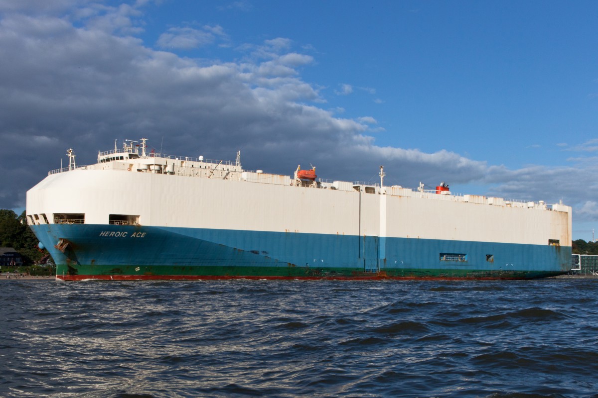 Der 198m lange Autotransporter HEROIC ACE (IMO: 9252216) verlässt am 26.09.2015 den Hamburger Hafen...