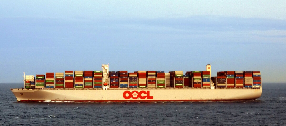 Der 400m lange Containerfrachter OOCL JAPAN am 21.09.23 im Kattegat vor Göteburg.