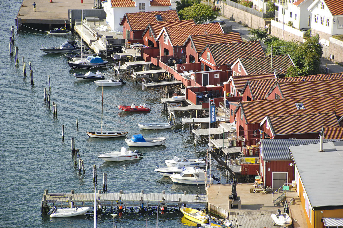 Der alte Bootshafen in Fjällbacka an der schwedischen Westküste. Das Bild wurde auf dem Vettelberget (74 Meter) aufgenommen. Aufnahme: 1. August 2017.
