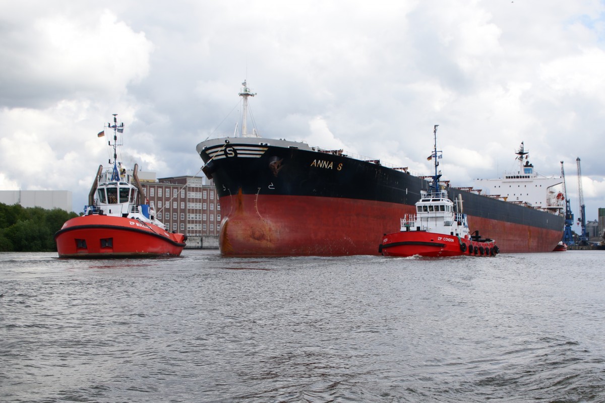 Der Bulk Carrier  Anna S  IMO:9207778, wird  von den Schleppern zum Liegeplatz gebracht...
Hamburger Hafen 30.05.2015...