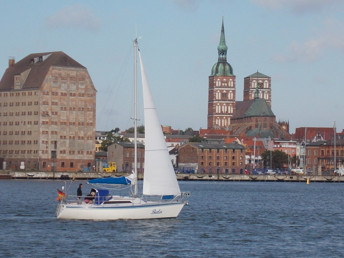 Der Einmaster  BALU  auf dem Strelasund vor der Stadtkulisse von Stralsund am 11.August 2014.