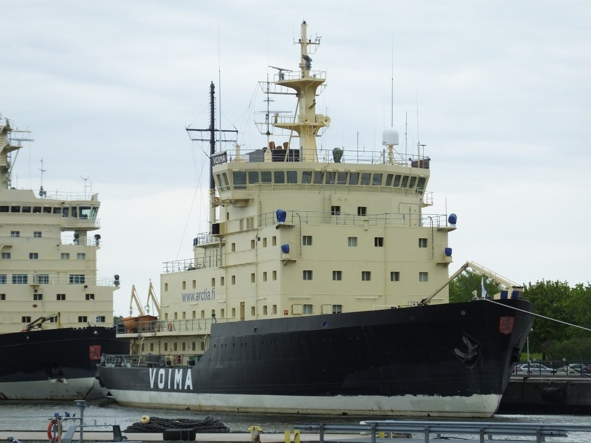 Der finnische Eisbrecher  Voima  (IMO 5383158) liegt am 01.06.2015 auf den nächsten Winter wartend im Hafen von Helsinki.