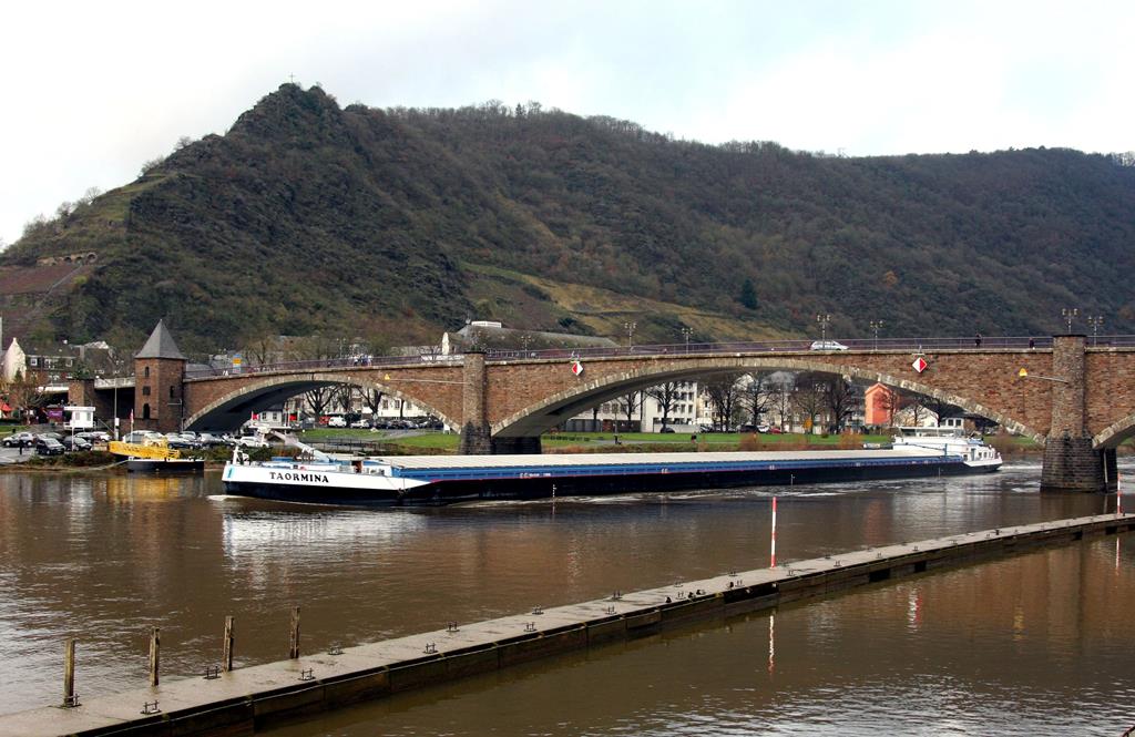 Der Frachter TAORMINA war am 4.12.2015 auf der Mosel bei Cochem  schwer beladen stromaufwärts unterwegs.
