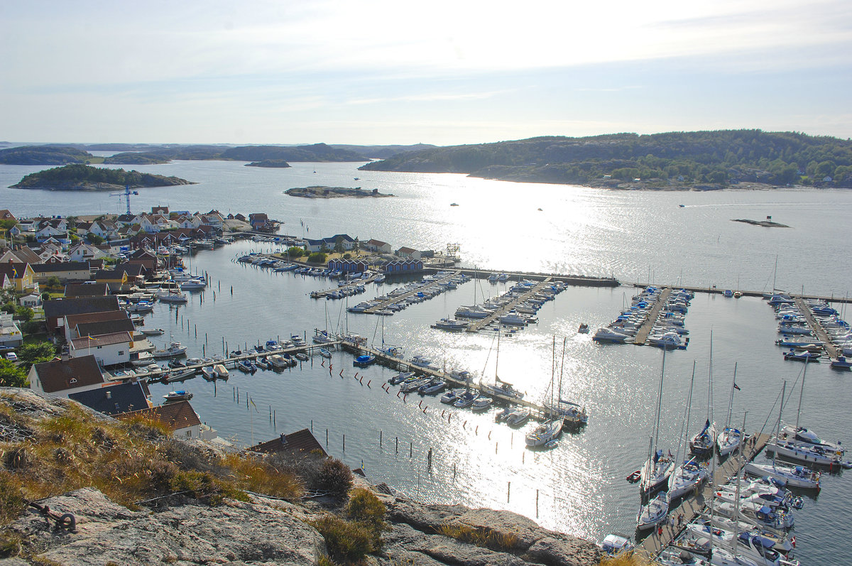Der Freizeithafen von Fjällbacka vom Vetteberget aus gesehen. Im Hintergrund ist die Insel Valö zu sehen. Aufnahme: 1. August 2017.