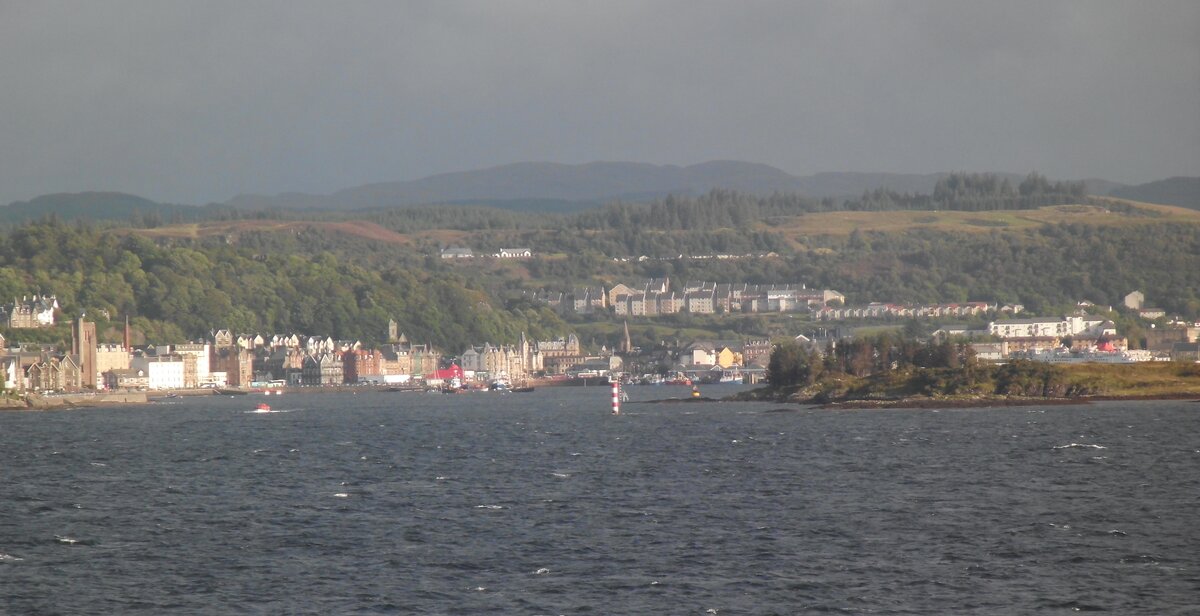 Der Hafen von Oban in Schottland am 11.09.2012. Auf Schottisch-Gälisch heißt Oban übrigens  Kleine Bucht . Die Stadt ist auch bekannt als „Gateway to the Isles“ denn heute ist Oban der Ausgangspunkt für Ausflüge zu den Inneren und Äußeren Hebriden. Die Fähren steuern von hier regelmäßig u.a. die Inseln Mull, Coll, Tiree und Barra an.