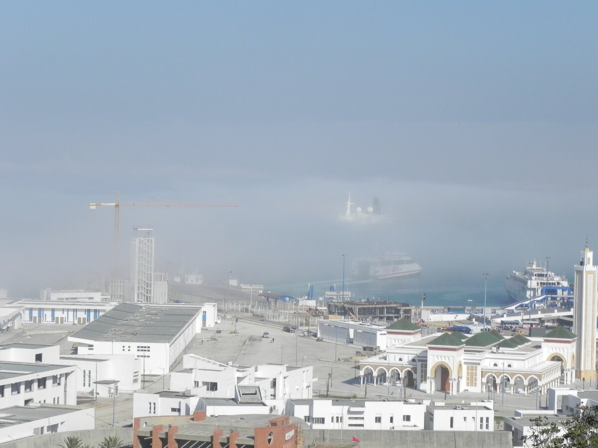 Der Hafen von Tanger im Nebel am 06.10.2016. Die Aufbauten der  ALBATROS  sind schemenhaft zu erkennen. Nordafrika wird in den Kategorien leider nicht angeboten. Trotzdem gibt es auch in Marokko Häfen.