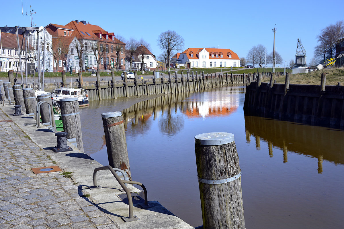 Der Hafen in Tönning (Nordfriesland) bei Niedrigwasser. Aufnahme: 31. März 2020.