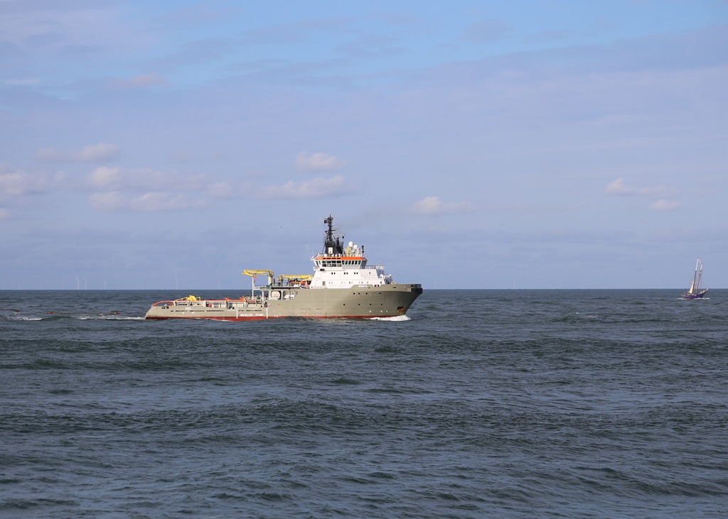 Der Hochseeschlepper MANTA ist hier in der Waal Mündung am 5.10.2023 um 16.13 Uhr zum Hafen Rotterdam unterwegs. 