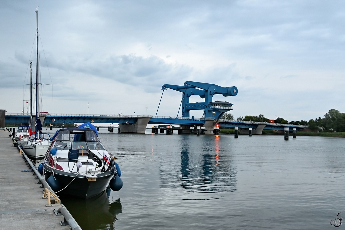 Der Jachthafen von Wolgast mit der auch als  Blaues Wunder  bezeichneten Peenebrücke über den Peenestrom, welche die Insel Usedom mit dem Festland verbindet. (August 2021)