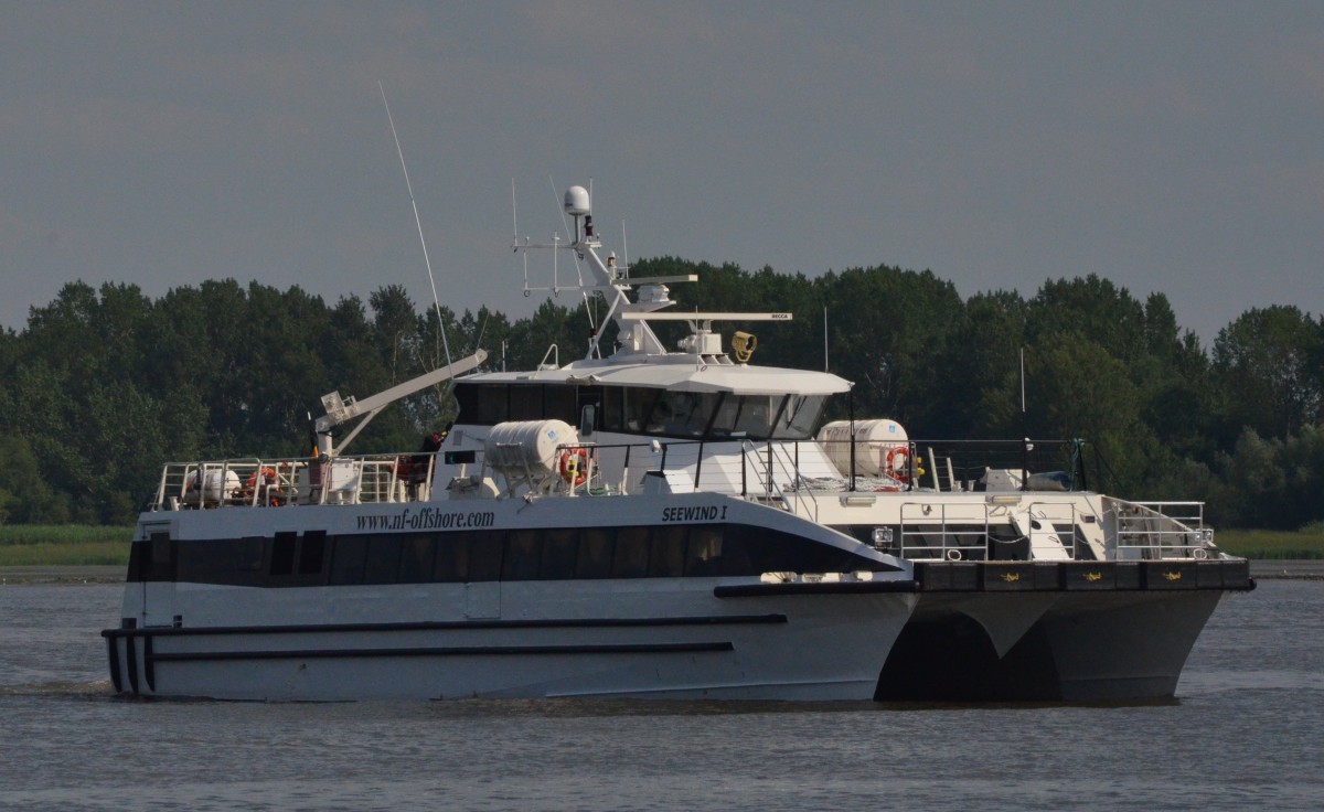 Der Katamaran Seewind 1, Heimathafen Pellworm, dreht eine Runde auf der Elbe am 06.06.2014. Vor dem Anleger Willkomm Hft in Wedel beobachtet.