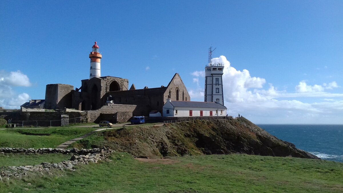 Der Leuchtturm  Phare de Saint-Mathieu  auf der Saint-Mathieu-Spitze in Plougonvelin im Département Finistère am 01.10.2016. Im Jahr 1835 erbaut, liegt das Leuchfeuer 58 m über dem Meeresspiegel.
