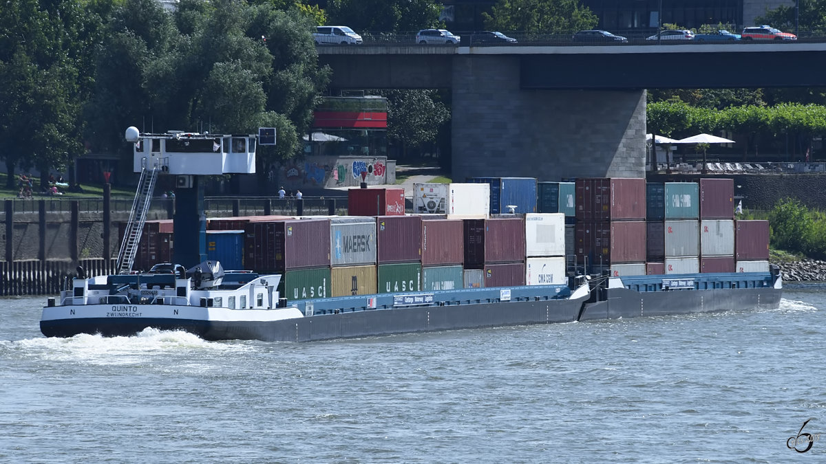 Der mit Containern beladene Schubverband  Quinto  (02324438) und  Nomadisch-II  (02331833) auf dem Rhein. (Düsseldorf, Juni 2018)