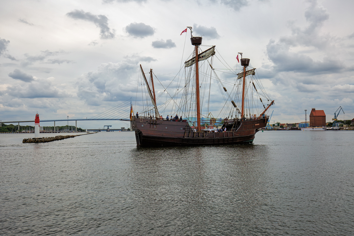 Der Nachbau eines Kraweels LISA VON LÜBECK im Hafen von Stralsund. - 05.08.2016