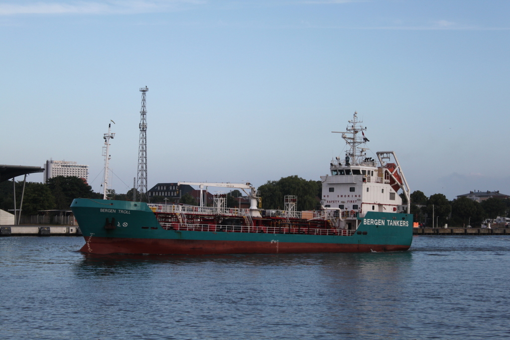 Der norwegische Öl Frachter Bergen Troll auf dem Weg von Travemünde nach Rostock-Überseehafen beim Einlaufen in Warnemünde.15.06.2018