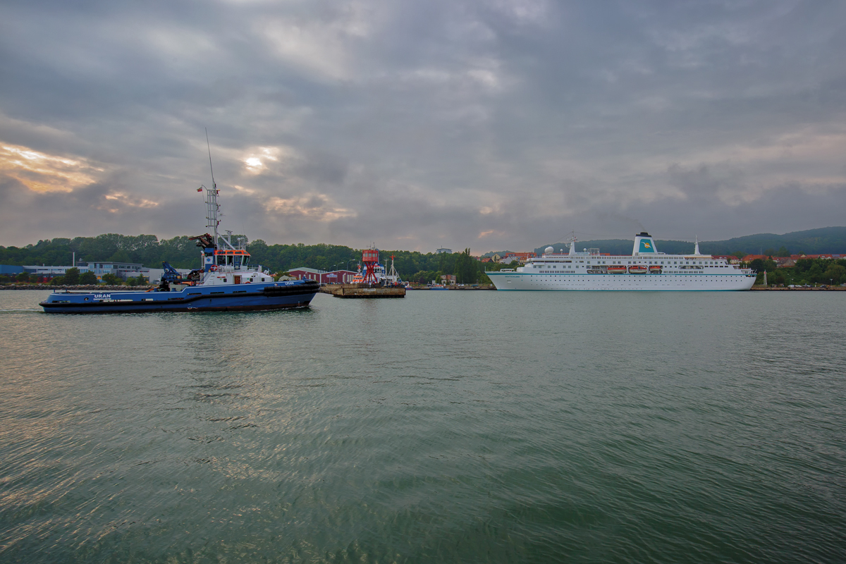 Der polnische Schlepper URAN (Fairplay-Towage) im Hafen von Sassnitz auf dem Weg zum „Das Traumschiff  die MS Deutschland. - 15.06.2016