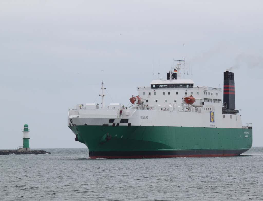 Der Ro-Ro-Frachter  VIKINGLAND von Hanko nach Rostock-berseehafen beim einlaufen in Warnemnde um 09:11 Uhr am 31.05.2014