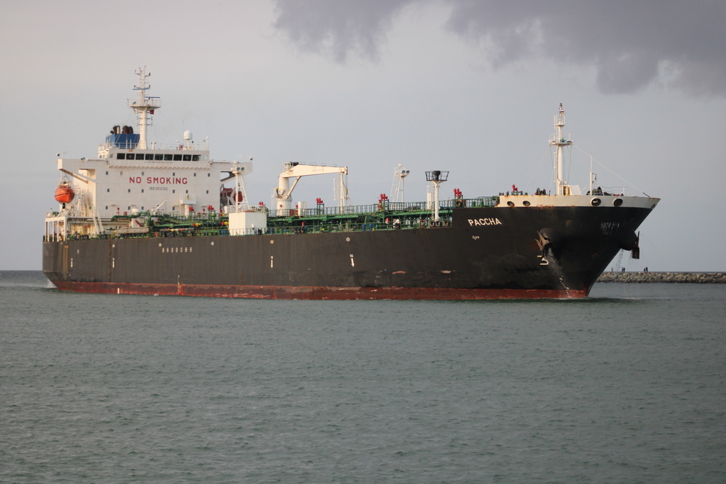 Der Rohöl Tanker Paccha auf dem Seeweg von Cartagena nach Rostock beim Einlaufen am Abend des 30.09.2023 in Warnemünde