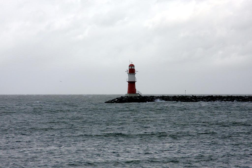 Der rote Leuchtturm an der Einfahrt zum Rostocker Hafen an der Warnow Mündung am 19.11.2015l