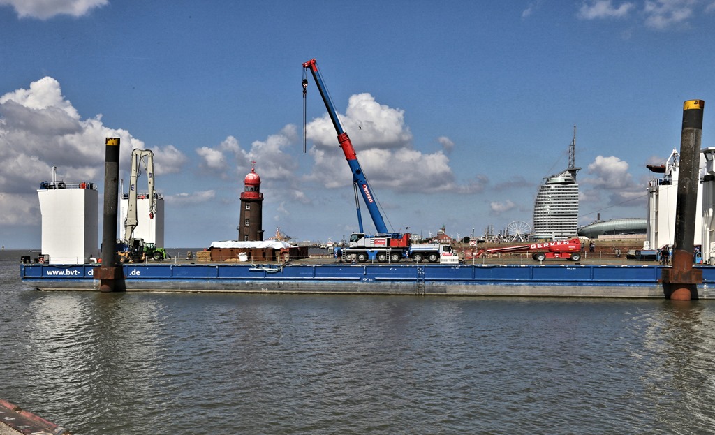 Der rote Leuchtturm an der Geeste Mündung in die Weser in Bremerhaven, das Nordmolenfeuer, geriet durch eine Fundament Absenkung in gefährliche Schieflage und drohte umzustürzen. 
Am 21.08.2022 war er bereits abgestützt und gesichert worden. Aber für eine echte Rettung war es zu spät. Er soll nun in der 34. Kalenderwoche 2022 abgetragen werden. Die rote historische Kuppel soll aber erhalten bleiben. Damit versinkt ein echtes Stück nautische Geschichte. 
