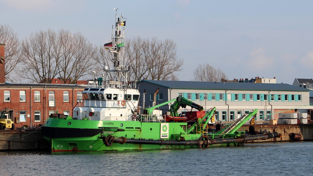Der Saugbagger Dhamya am 02.03.2014 im Hafen von Bremerhaven. Sie ist 31m lang und 10m breit.
