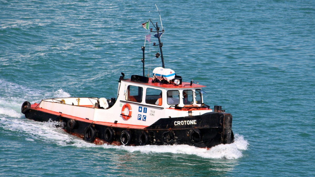 Der Schlepper Crotone am 26.10.2013 im Hafen von Civitavecchia.