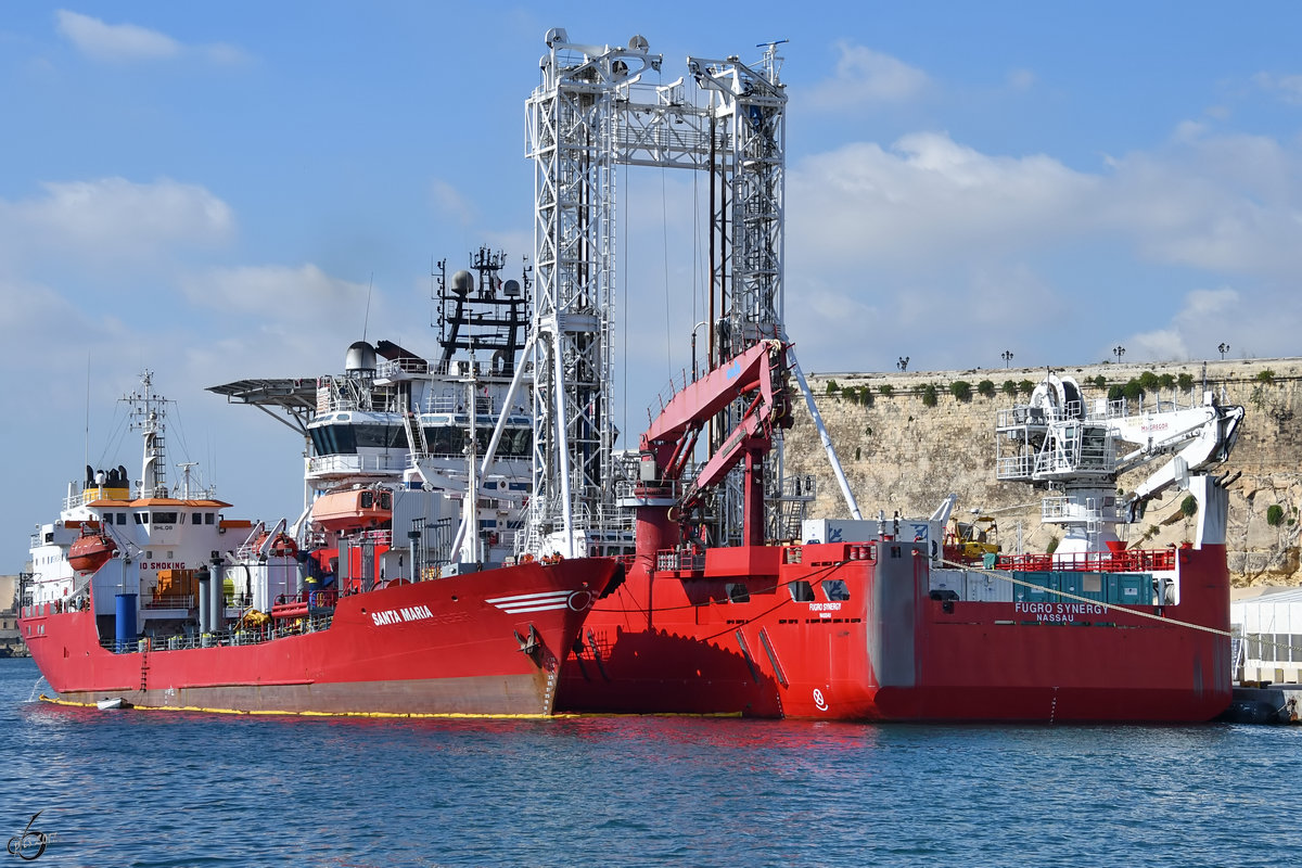 Der Tanker  Santa Maria , dahinter das Bohrschiff  Fugro Synergy  im Hafen von Valletta. (Oktober 2017)
