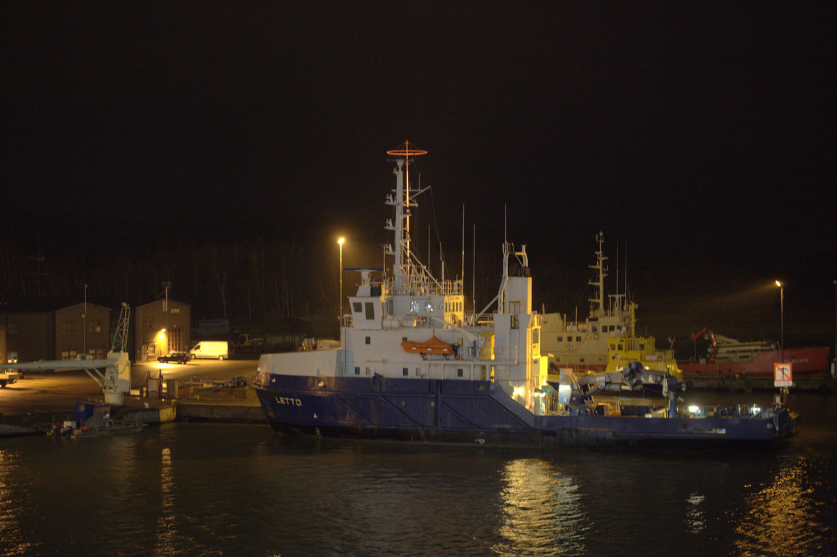 Der Tonnenleger Letto im Hafen von Turku, vom Deck der einlaufenden Vicking Grace aufgenommen. 02.11.2018 19:38 Uhr.