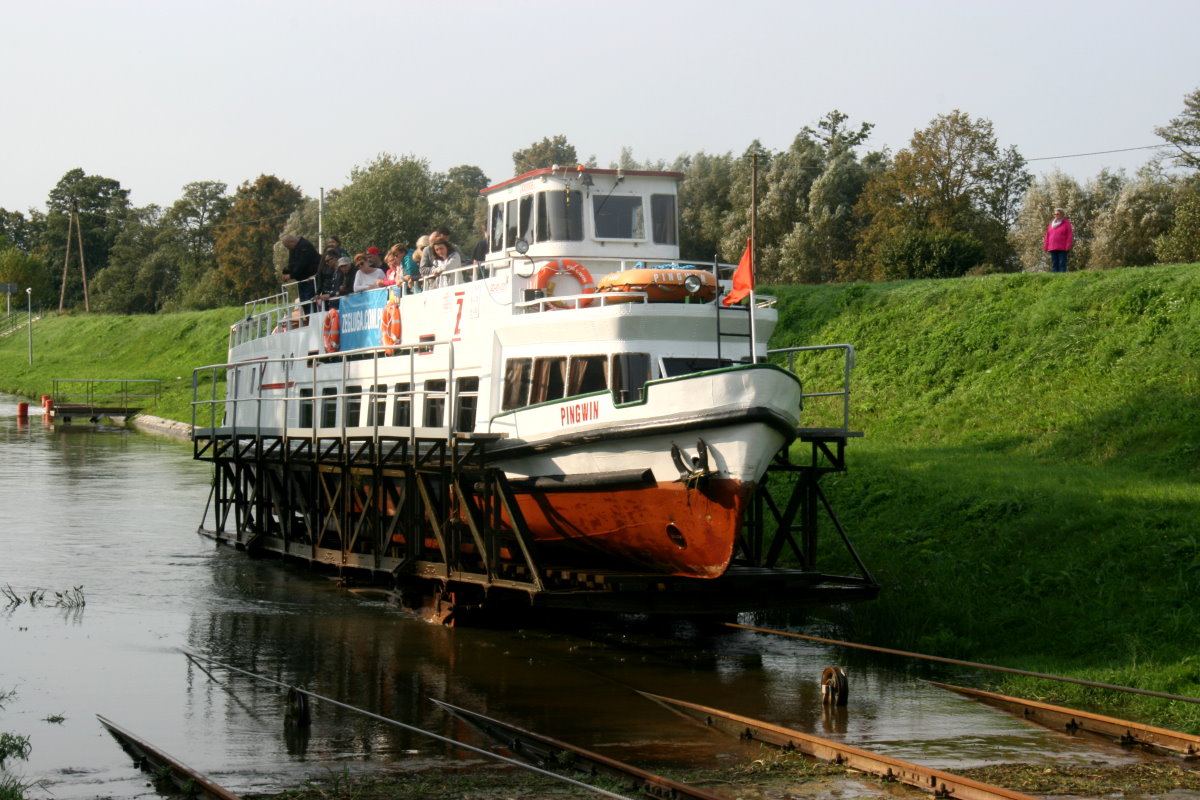 Der Trogwagen hat die M/S  Pingwin  aus dem unteren Kanalabschitt gehoben und Transportiert das Schiff auf dem Rollberg Jelenie bergwärts;  09.09.2017