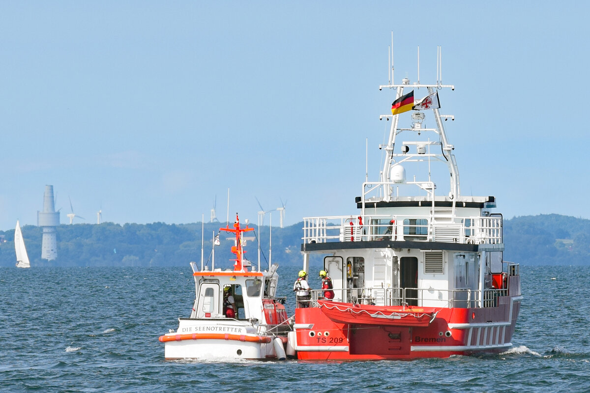 DGzRS-Trainingsschiff TS 209 am 21.08.2021 in der Ostsee vor Lübeck-Travemünde. Längsseits liegt ERICH KOSCHUBS.