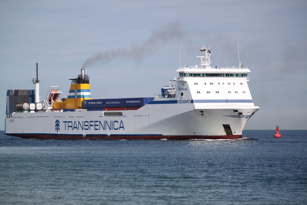 die 153,9 m lange RoRo-Güter Fähre Seagard der finnischen Reederei Transfennica auf ihrem Seeweg von Kotka nach Lübeck beim Einlaufen in Warnemünde am 09.09.2018
