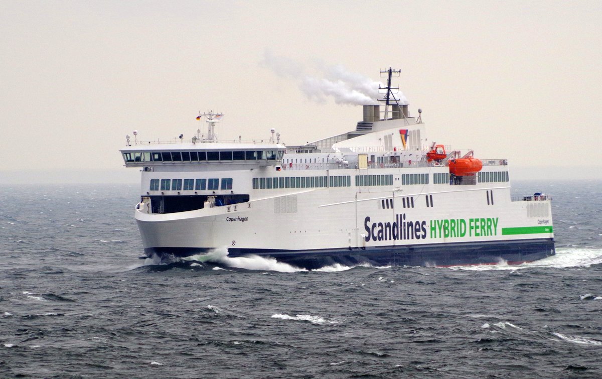 Die 169m lange Scandlines RoPax Fähre Copenhagen am 10.11.17 auf der Ostsee vor Rostock