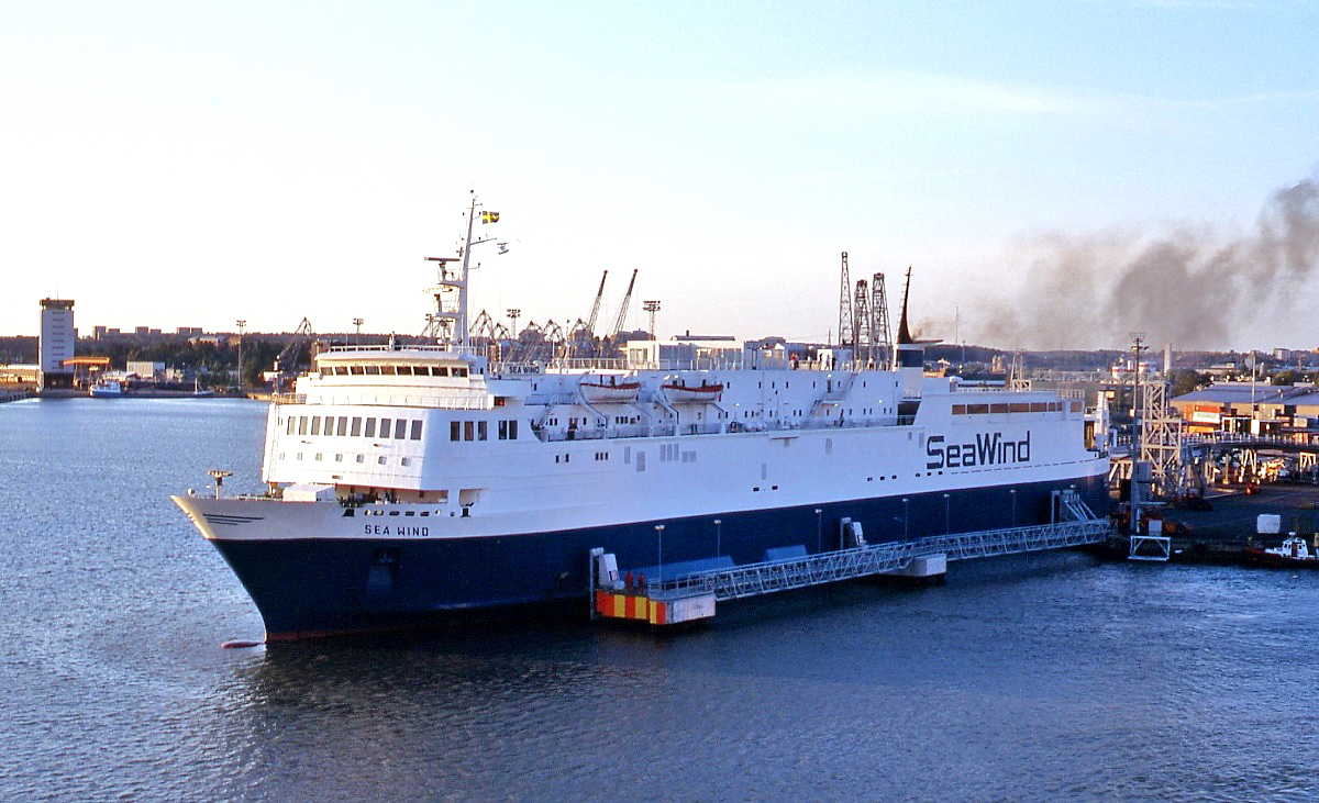 Die 1972 in Dienst gestellte und auch als Eisenbahnfähre eingesetzte MS Sea Wind (151,41 m, 13.893 BRT, 7.360 kW, 17 kn) der gleichnamigen Reederei im Juni 1990 im Hafen von Turku. Heute gehört das Schiff der Reederei Tallink.