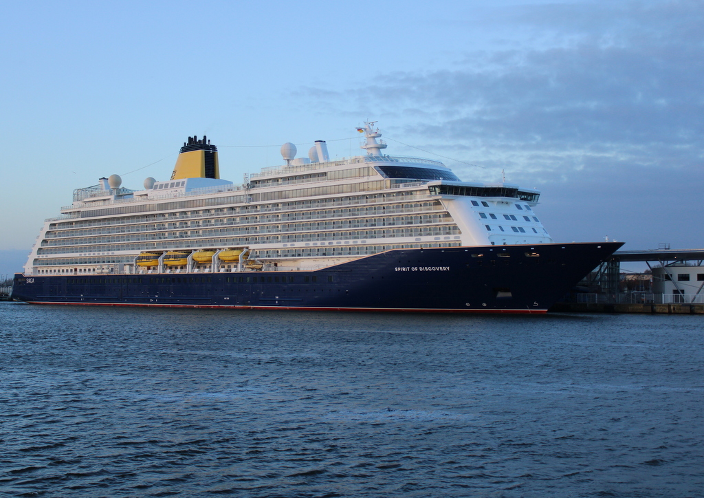 Die 236 Meter lange Spirit of Discovery der britischen Reederei Saga Cruises lag am Morgen des 28.12.2023 in Warnemünde.