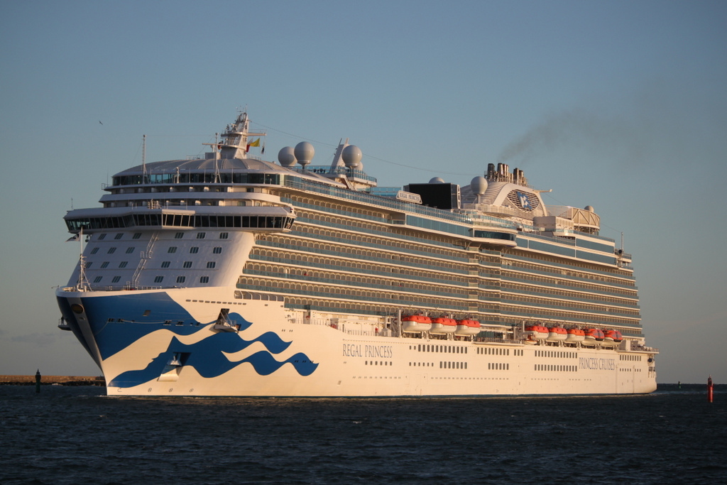 Die 330 m lange Regal Princess der Reederei Princess Cruises auf ihrem Seeweg von Tallinn nach Oslo beim Einlaufen am 29.05.2019 in Warnemünde.